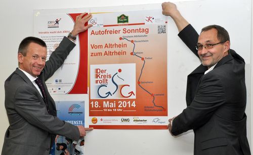 Landrat und Sportkreischef präsentieren Plakat zum Aktionstag